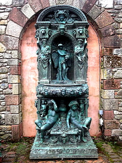 disseny, Font, paret, maons, vermell, exposició, ninfa, gent, art, artístic, verd, estàtua, creativitat, arquitectura, art i artesania, escultura, estructura construïda, representació, representació humana, dia, exterior de l'edifici, semblança masculina, cap gent, el passat, història, funció de construcció de parets, artesania, vell, entrada, metall, a l'aire lliure, maó, talla, 4K, CC0, domini públic, lliure de regalies