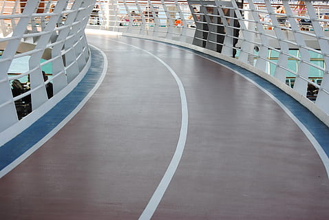 pista, ruta, carretera, Camí, pis, sòls, via, patí, sabates, arquitectura, estructura construïda, corba, esport, exterior de l'edifici, dia, estadi, ciutat, cap gent, vista d’angle alt, direcció, a l'aire lliure, pista i camp, absència, transport, barana, el camí a seguir, edifici, pista d'atletisme, 4K, CC0, domini públic, lliure de regalies