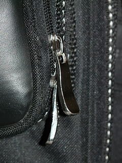 fecho eclair, perto, fecho, Bolsa, fazer para, abrir, metal, zip verschluss, zipp, margem, couro, zíper, fechar-se, ninguém, roupas, cadeia, colar, moda, têxtil, dentro de casa, joalheria, segurança, texturizado, Jaqueta, ainda vida, focar em primeiro plano, único objeto, acessório pessoal, jeans, luxo, 2K, CC0, domínio público, royalty free
