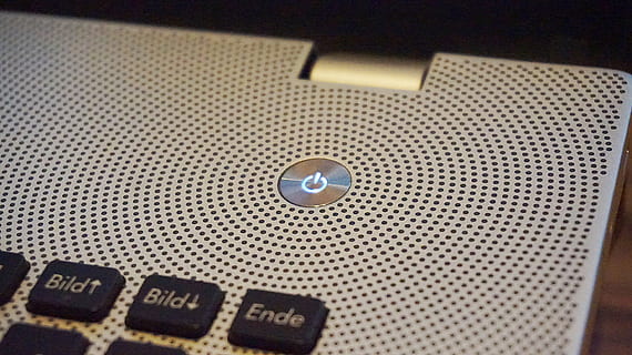 interruttore, pc, il computer portatile, taccuino, in casa, nessuno, avvicinamento, comunicazione, modello, tecnologia, forma geometrica, natura morta, testo, singolo oggetto, forma, numero, cerchio, concentrarsi sulle conoscenze acquisite, color argento, macchiato, sfera, tavolo, vista dall'alto, metallo, 5K, CC0, dominio pubblico, privo di copyright