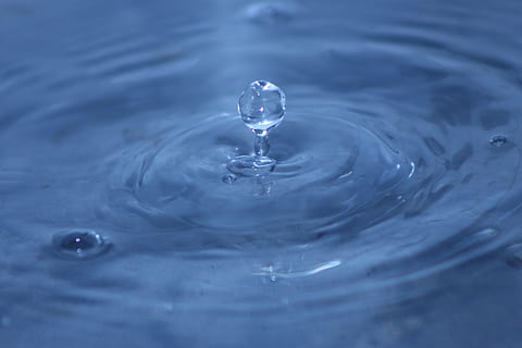 fallen, Wasser, Single, gewellt, Bewegung, plantschen, konzentrisch, Reinheit, Natur, Hintergründe, Vollbild, keine Leute, Nahansicht, Blau, Spritzendes Tröpfchen, Kreis, Frische, Geometrische Figur, draußen, 5K, CC0, gemeinfrei, lizenzfrei