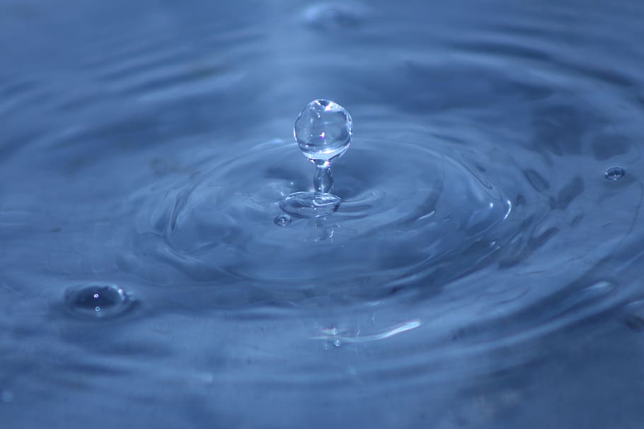 fallen, Wasser, Single, gewellt, Bewegung, plantschen, konzentrisch, Reinheit, Natur, Hintergründe, Vollbild, keine Leute, Nahansicht, Blau, Spritzendes Tröpfchen, Kreis, Frische, Geometrische Figur, draußen, 5K