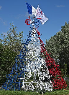 schepping, fietsen, boom, fabriek, hemel, lage hoekweergave, natuur, decoratie, geen mensen, dag, Kerstmis, kerst decoratie, viering, kerstboom, multi gekleurd, blauw, buitenshuis, vakantie, viering evenement, groei, opknoping, kerst versiering, 4K, CC0, publiek domein, royaltyvrij