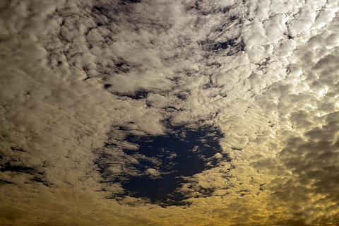 chmury, promienny, cud, niebo, dramatyczny, światło, Natura, pochmurny, chmura - niebo, piękno natury, cloudscape, spokój, scenics - natura, tła, spokojna scena, żadnych ludzi, idylliczny, groza, dramatyczne niebo, niski kąt widzenia, pełna ramka, na dworze, środowisko, zachód słońca, meteorologia, abstrakcyjne tła, moc w naturze, złowieszczy, 4K, CC0, domena publiczna, darmowe zdjęcia