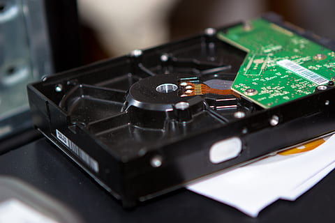 harddisk, teknologi, hukommelse, defekte datamaskiner, elektronikk, nærbilde, innendørs, databrikke, industri, elektronikkindustrien, kunstkultur og underholdning, ingen folk, kretskort, selektiv fokusering, datamaskin, trådløs teknologi, vitenskap, forbindelse, musikk, hovedkort, utstyr, grønn farge, metall, kommunikasjon, elektrisk utstyr, prosessor, 5K, CC0, offentlig domene, opphavsrett gratis