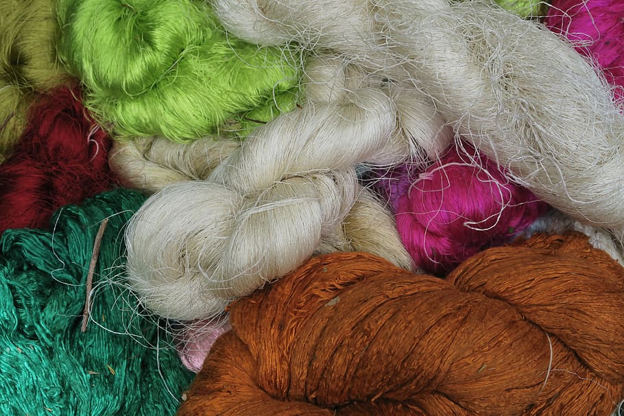 fil de seda, fer seda, seda, multicolor, llana, tèxtil, cap gent, art i artesania, a l'interior, bola de llana, material, primer pla, variació, elecció, natura morta, fil, vista d’angle alt, artesania, gran grup d'objectes, suavitat, esfera, creativitat, article de costura, 5K