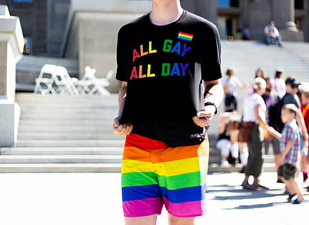 ukendt, person, stående, udendørs, beklædning, tøj, shorts, human, ærme, sko, fodtøj, T-shirt, dreng, stolthed festival, regnbue, homoseksuel, Gay Pride, LGBTQ, trans rettigheder, inklusive, empowerment, politisk, stolthed, multi farvet, fokus på forgrunden, flag, rigtige mennesker, tilfældige mennesker, en person, dag, by, bagfra, midsection, tekst, herrer, voksen, gade, tre kvart længde, arkitektur, gå, regering, 4K, CC0, offentligt domæne, royaltyfrie