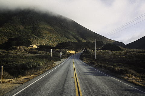 grå vejsti, vej, hovedvej, asfalt, telt, bjerg, tåge, udendørs, natur, kystnære, pacific, kyst, motorvej 1, santa cruz, strand, striber, california, boliger, bygning, vejen frem, transportmidler, retning, vejmærkning, mærkning, faldende perspektiv, ingen mennesker, himmel, symbol, skilt, forsvindingspunkt, skønhed i naturen, Land, landevej, tom vej, scenics - natur, plante, bjergkæde, dobbelt gul linje, skillelinje, lang, 5K, CC0, offentligt domæne, royaltyfrie