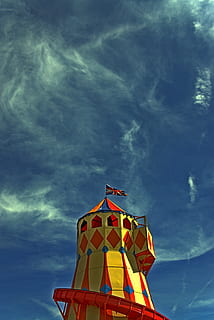 torre, cel, circ, bandera, núvol - cel, vista d’angle baix, naturalesa, cap gent, estructura construïda, dia, arquitectura, a l'aire lliure, llum solar, multicolor, el patriotisme, bellesa a la natura, cultura i entreteniment artístic, ratlles, color taronja, medi ambient, exterior de l'edifici, 5K, CC0, domini públic, lliure de regalies