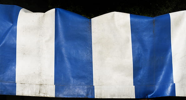 Ebene, Kapuze gestreift, Blau Weiss, Muster, grafisch, Gewebe, Regenschutz, Abdeckung, Struktur, abstrakt, verwittert, gedehnt, Landwirtschaft, Blau, keine Leute, Nahansicht, Tag, weiße Farbe, Natur, draußen, gestreift, die Architektur, Textil-, Himmel, Hintergründe, Vollbild, schwarzer Hintergrund, Weiß, Vorderansicht, einzelnes Objekt, Gruppe von Objekten, 5K, CC0, gemeinfrei, lizenzfrei