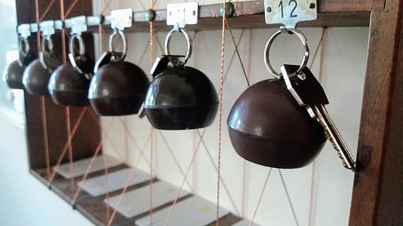 sleutels, keychain, opknoping, binnenshuis, geen mensen, detailopname, hout - materiaal, groep objecten, muur - bouwfunctie, keuken gebruiksvoorwerp, interieur, in een rij, focus op de voorgrond, keuze, variatie, huiskamer, draad, huis, metaal, haak, studio opname, binnenlandse keuken, 4K, CC0, publiek domein, royaltyvrij