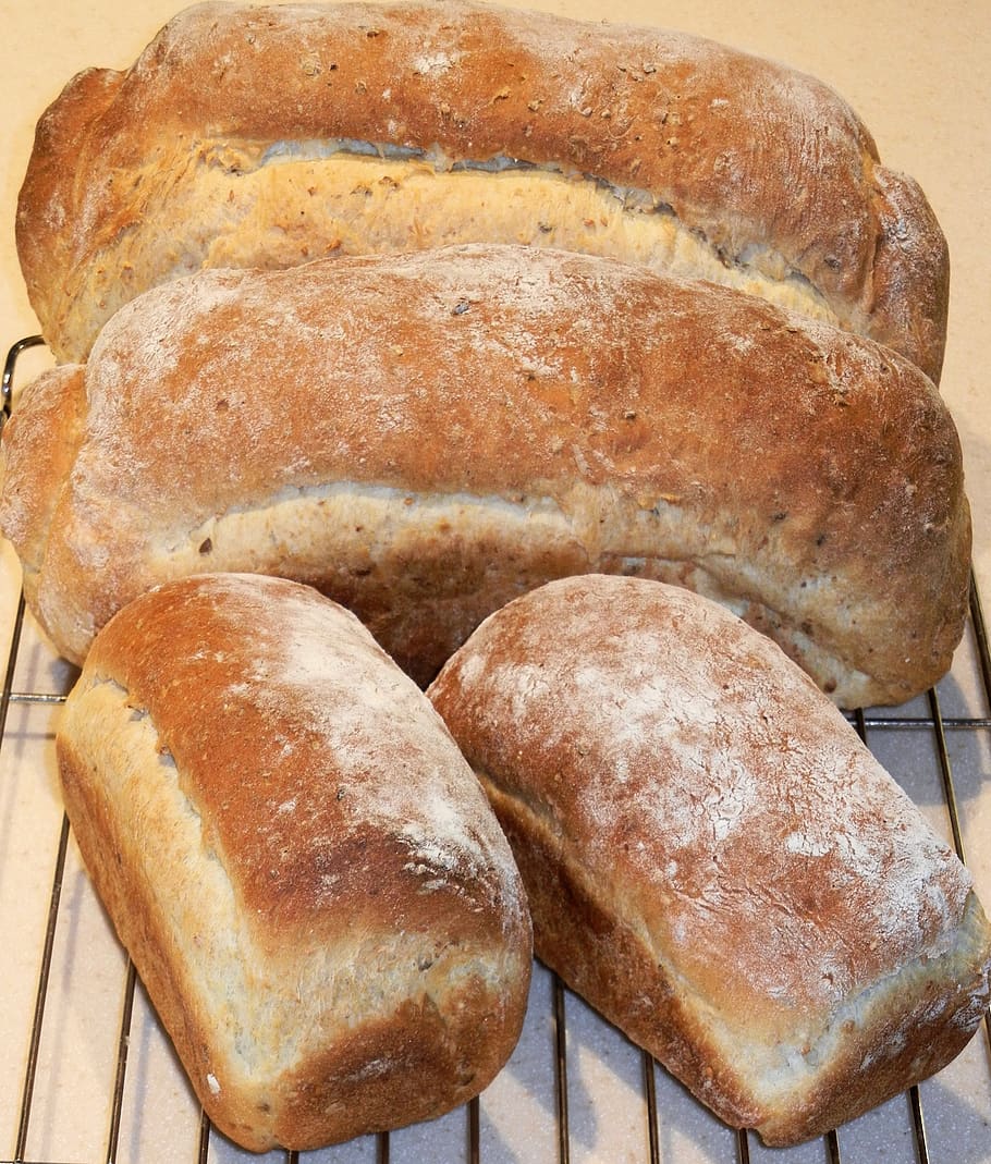 pa, multi gra, blat de moro, sègol, lli, civada, menjar, frescor, menjar i beguda, natura morta, a l'interior, primer pla, cap gent, llest per menjar, llesca de pa, al forn, marró, benestar, vista d’angle alt, alimentació saludable, casolà, taula, directament a sobre, contenidor, menjar francès, 2K