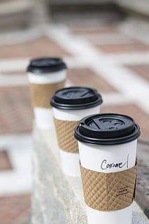 kaffe, tre, kaffekopper, java, uden for, drikke, drik, mad, koffein, hed, Brun, sort, ristede, cafe, aroma, mørk, morgenmad, cappuccino, latte, espresso, væske, pap, transportabel, mokka, beholder, træ-, tag væk, bord, kopper, fokus på forgrunden, meddelelse, tæt på, ingen mennesker, nummer, teknologi, dag, forfriskning, tekst, stilleben, mad og drikke, flaske, træ - materiale, høj vinkel visning, selektiv fokusering, metal, udendørs, engangs, 4K, CC0, offentligt domæne, royaltyfrie