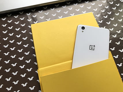 oneplus, mobiliojo ryšio, geltona, patalpose, nėra žmonių, pastebėtas, Iš arti, pastaba, lipni pastaba, popieriaus, studija, aukšto kampo vaizdas, modelį, priminimas, objektų grupė, trys objektai, natiurmortas, juoda spalva, kopijavimo vietos, Užrašų knygelė, dizainas, biuras, 4K, CC0, Viešasis domenas, nemokamai