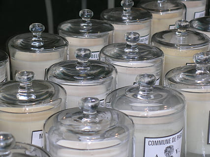 latas, tapas, contenedores, material de vidrio, adentro, nadie, envase, elección, naturaleza muerta, variación, transparente, gran grupo de objetos, arreglo, tarro, de cerca, botella, mesa, equipo doméstico, grupo de objetos, orden, vista de alto ángulo, colección, vajilla, vaso, 2K, CC0, dominio público, libre de derechos
