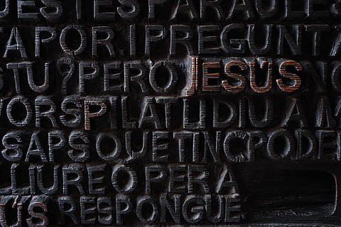 textul lui Iesus, alfabet, text, cuvânt, scrisoare, simbol, ampersand, număr, scris de mână, caligrafie, cap, față, tabla de scris, activități de agrement, patiserie, alimente, desert, accesorii, ochelari de protecţie, instrument muzical, cadru complet, fundaluri, western script, comunicare, nici o persoana, a închide, model, în interior, metal, culoare neagră, proiecta, tehnologie, texturată, majusculă, dărâma, vechi, 4K, CC0, domeniu public, fără drepturi de autor