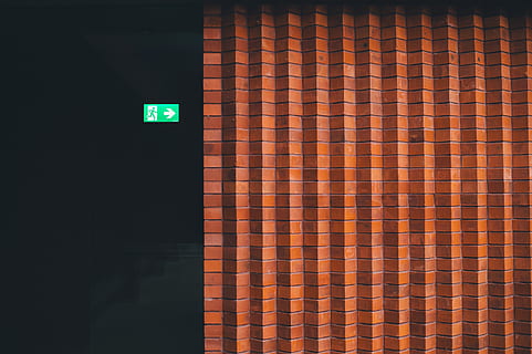 Wand, Ziegel, Beton, Fugenmasse, Muster, Texturen, Quadrate, Orange, Zinnober, Beschilderung, beleuchtet, orange Farbe, die Architektur, keine Leute, Wandbau - Funktion, gebaute Struktur, Zeichen, Kommunikation, Gebäudehülle, Hintergründe, Technologie, Gebäude, Nacht-, draußen, Beratung, Symbol, Stadt, Vollbild, 4K, CC0, gemeinfrei, lizenzfrei