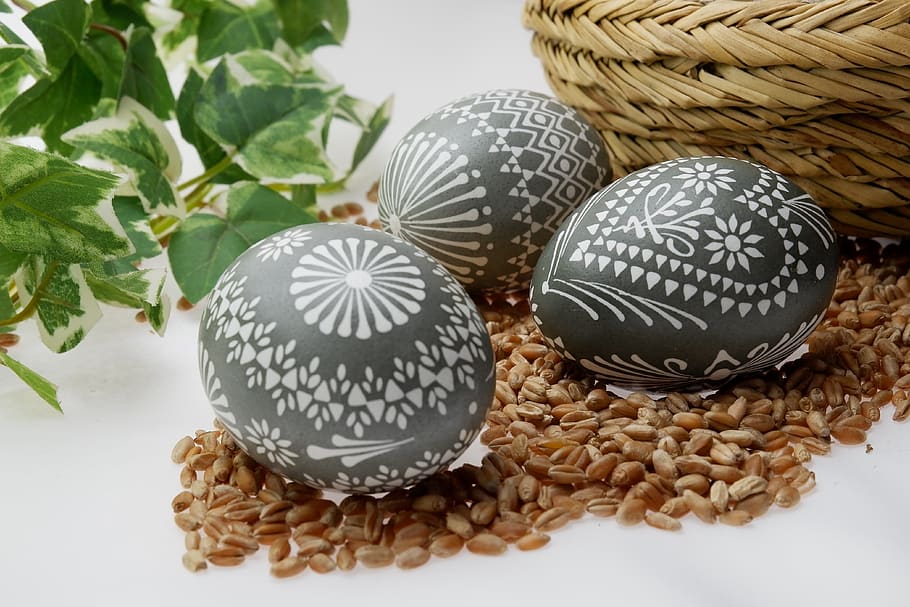 ous de Pasqua sorbics, ous de Pasqua, ou de Pasqua, decoració de pasqua, tècnica de cera, Feliç Pasqua, primavera, ous pintats, costums, colorit, ou de sorra de Pasqua, decoracions de pasqua, ous de pollastre, ous grises, menjar i beguda, menjar, cistella, natura morta, primer pla, cap gent, a l'interior, contenidor, frescor, grup d'objectes, vista d’angle alt, full, taula, celebració, part de la planta, naturalesa, Pasqua, patró, ou, temptació, 4K