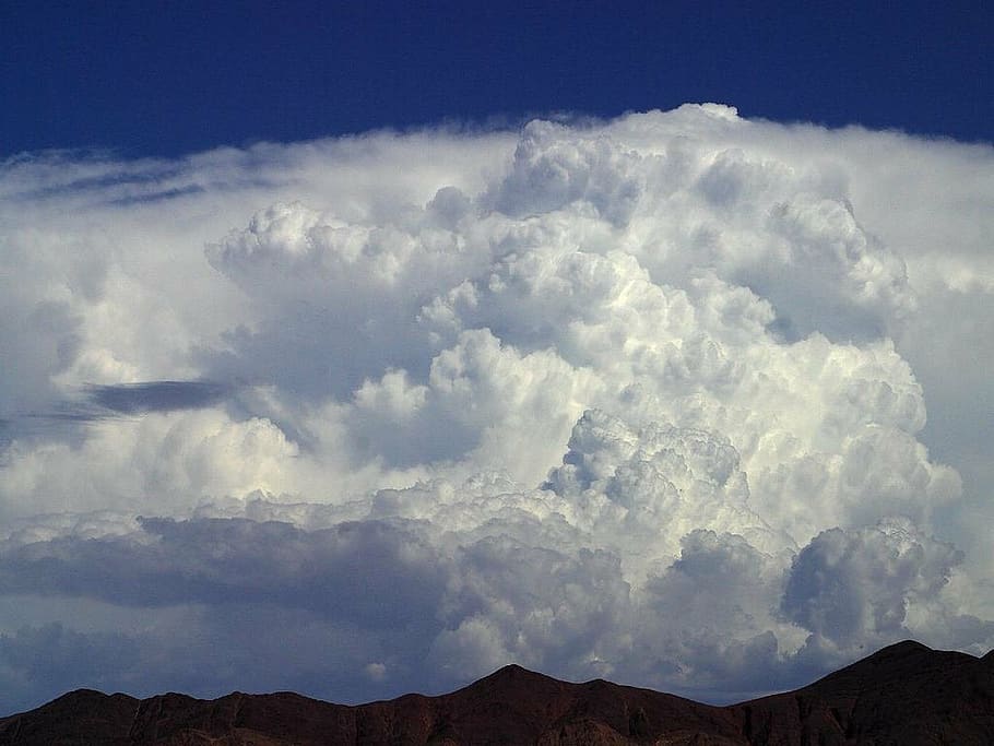 Gewitterwolke, Wolken, Himmel, Blau, Weiß, Sturm, Wetter, wolke - himmel, Berg, Schönheit in der Natur, Szenen - Natur, Umgebung, Gebirge, Natur, Dramatischer Himmel, Ruhe, keine Leute, Sturmwolke, ruhige Szene, Landschaft, Nicht-städtische Szene, idyllisch, Land, draußen, Meteorologie, Kraft in der Natur, Klima, Gipfel, bedrohlich,
