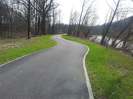 sentiero, sconosciuto, fiume, albero, pianta, la strada davanti, direzione, strada, albero nudo, mezzi di trasporto, la tranquillità, curva, giorno, natura, nessuno, terra, scena non urbana, scena tranquilla, bellezza nella natura, strada vuota, prospettiva decrescente, scenics - natura, crescita, all'aperto, lungo, livello di superficie, 2K, CC0, dominio pubblico, privo di copyright