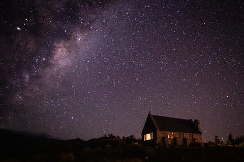 casa durant la nit, naturalesa, a l'aire lliure, astronomia, espai exterior, univers, espai, nebulosa, nit, cel estrellat, habitatge, edifici, camp, rural, refugi, llum, flamarada, Via Làctea, planta, herba, cel, estrella - espai, arquitectura, exterior de l'edifici, estructura construïda, galàxia, cap gent, escenics - natura, bellesa a la natura, estrella, camp estel·lar, casa, infinit, constel · lació, il·luminat, porpra, espai i astronomia, 4K, CC0, domini públic, lliure de regalies