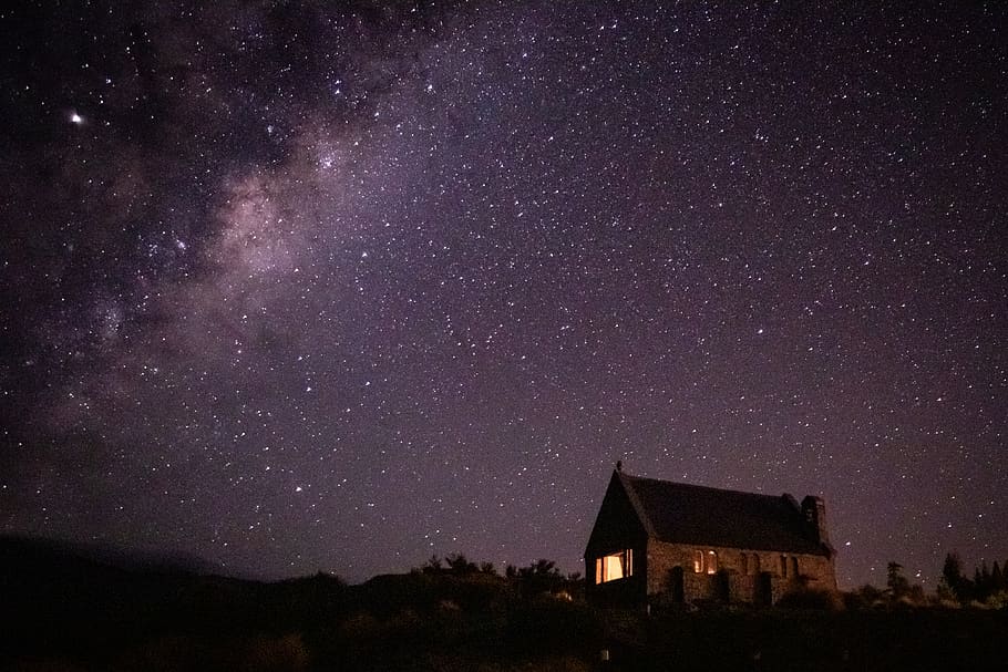 casa durant la nit, naturalesa, a l'aire lliure, astronomia, espai exterior, univers, espai, nebulosa, nit, cel estrellat, habitatge, edifici, camp, rural, refugi, llum, flamarada, Via Làctea, planta, herba, cel, estrella - espai, arquitectura, exterior de l'edifici, estructura construïda, galàxia, cap gent, escenics - natura, bellesa a la natura, estrella, camp estel·lar, casa, infinit, constel · lació, il·luminat, porpra, espai i astronomia, 4K