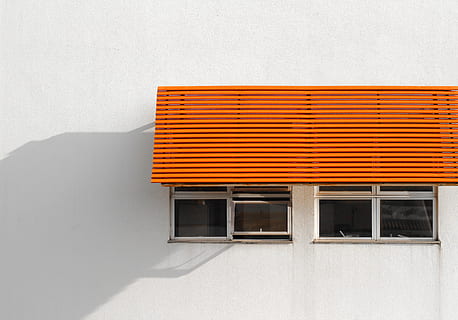decoració de la llar, finestra, paret, ombra de la finestra, cortina, dosser, tendal, barana, obturador, aparell, aire acondicionat, cartellera, publicitat, maó, sostre, concret, prestatge, contenidor d'enviament, finestra d'imatges, estructura construïda, arquitectura, exterior de l'edifici, funció de construcció de parets, cap gent, edifici, dia, ombra, Color blanc, llum solar, a l'aire lliure, còpia espai, color taronja, naturalesa, groc, primer pla, casa, barri residencial, taronja, 4K, CC0, domini públic, lliure de regalies