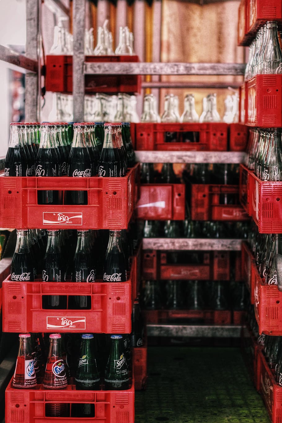 bevanda, bere, Soda, Coca Cola, coca, mezzi di trasporto, veicolo, camion, camion dei pompieri, treno, bottiglia, bottiglia pop, macchina, autobus, autobus a due piani, bus turistico, coprimozzo, distributore automatico, pneumatico, tazza di caffè, rosso, nessuno, preparativi, mensola, grande gruppo di oggetti, in casa, di fila, contenitore, architettura, pila, concentrarsi sulle conoscenze acquisite, abbondanza, struttura costruita, in vendita, Al dettaglio, costruzione, scelta, avvicinamento, giorno, ordine, 5K