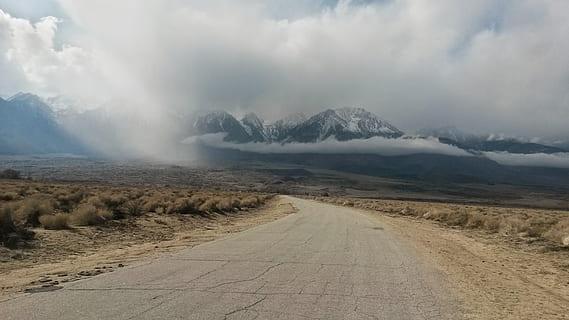 mammut, montagna, ciglio della strada, nuvola - cielo, scenics - natura, bellezza nella natura, cielo, strada, ambiente, paesaggio, la strada davanti, direzione, scena tranquilla, natura, la tranquillità, scena non urbana, nessuno, mezzi di trasporto, giorno, strada sterrata, terra, potere in natura, 2K, CC0, dominio pubblico, privo di copyright