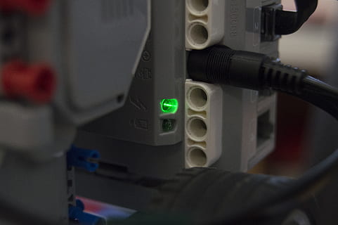 tehnoloģijas, aprīkojumu, slēdzis, saite, kontroli, dators, nozare, drošību, ierīce, elektronika, sistēma, vadu, datus, lego, robots, robotika, konstruktors, tuvplāns, degvielas un enerģijas ražošana, selektīvu fokusu, elektrību, vides saglabāšanu, izgaismots, transportēšana, nav cilvēku, vadības panelis, vidi, Uzspied pogu, telpās, fosilo kurināmo, savienojumu, vides jautājumi, enerģijas padeve, 5K, CC0, publiskais domēns, bez atlīdzības