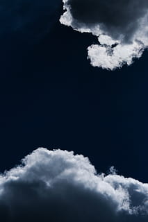 molnig dag, natur, utomhus, väder, himmel, stackmoln, moln, universum, rymden, astronomi, yttre rymden, rök, natt, måne, azurblå himmel, fullmåne, landa, silhuett, hav, vatten, moln - himmel, inget folk, skönhet i naturen, clouds, scenics - natur, lågvinkelvy, kopiera utrymme, fluffig, lugn, miljö, atmosfär, vit färg, svart bakgrund, mjukhet, olycksbådande, förorening, 5K, CC0, offentligt domän, royaltyfria