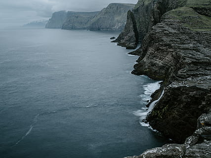 grauer Felsenberg, Cliff, draußen, Natur, Vorgebirge, Ozean, Meer, Wasser, Land, Küste, Küstenlinie, Landschaft, Steigung, Eis, Wildnis, Freizeitaktivitäten, Abenteuer, Berg, Rock, Halbinsel, Schönheit in der Natur, Szenen - Natur, Rock - Objekt, solide, Ruhe, ruhige Szene, keine Leute, Felsformation, Tag, Nicht-städtische Szene, idyllisch, Himmel, felsige Küste, erodiert, Formation, fließend, fließendes Wasser, 8K, CC0, gemeinfrei, lizenzfrei