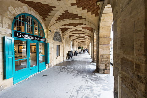 corridoio, posto, blu, architettura, arco, struttura costruita, portico, costruzione, giorno, la strada davanti, direzione, esterno dell'edificio, persone reali, persone accessorie, colonna architettonica, gruppo di persone, soffitto, destinazioni di viaggio, uomini, all'aperto, il passato, colonnato, 5K, CC0, dominio pubblico, privo di copyright