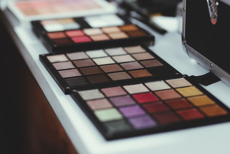 makeup, kit, farverig, tæt på, indendørs, fokus på forgrunden, ingen mennesker, selektiv fokusering, bord, øjenskygge, multi farvet, valg, stilleben, kunstkultur og underholdning, høj vinkel visning, palet, skønhedsprodukt, teknologi, variation, form, lempelse, spejl, 5K
