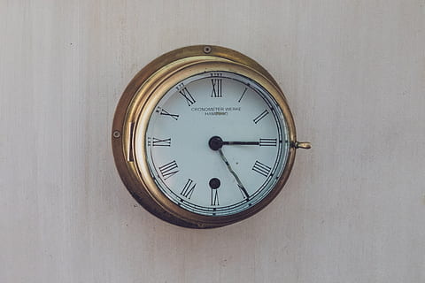 Uhr, sehen, Wand, wählen, Zeiger, Antiquität, Retro-Look, retro, Zeit, Wandbau - Funktion, Kreis, Geometrische Figur, gestalten, Instrument der Zeit, Wanduhr, Ziffernblatt, keine Leute, drinnen, Nummer, Minutenzeiger, Uhrzeiger, Nahansicht, hängend, Richtigkeit, Tag, 5K, CC0, gemeinfrei, lizenzfrei