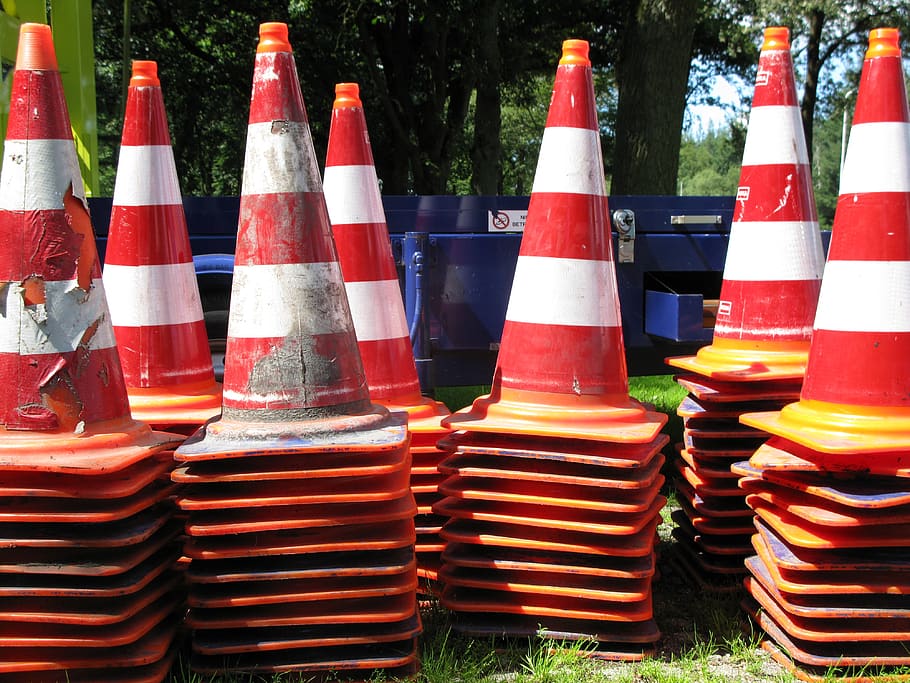 pilons, piles, trànsit, multicolor, ratlles, cap gent, dia, gran grup d'objectes, primer pla, vermell, variació, elecció, en fila, abundància, patró, con, costat a costat, ordre, naturalesa, pila, arranjament, a l'aire lliure, fons, 4K