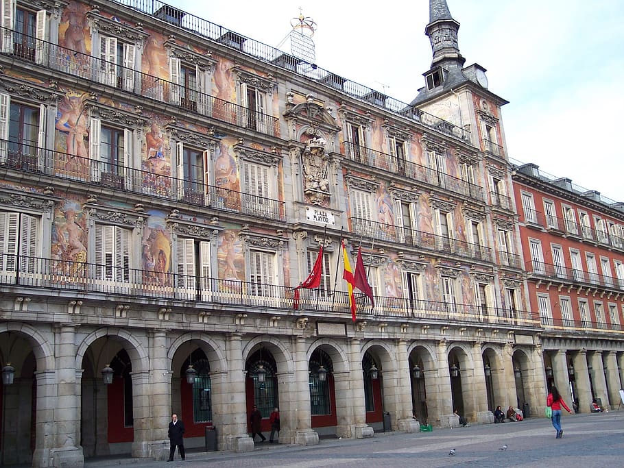 plaça principal, madrid, espanya, exterior de l'edifici, arquitectura, estructura construïda, bandera, edifici, arc, el patriotisme, finestra, cel, ciutat, dia, vista d’angle baix, història, el passat, naturalesa, barri residencial, a l'aire lliure, persones incidentals, destinacions de viatge, 1080P