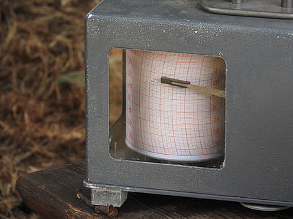 måleapparatet, temperatur, celsius, måler, diagram, ta opp, meteorologi, vær, metall, nærbilde, ingen folk, dag, fokusere på forgrunnen, jernbane transport, sikkerhet, tre - materiale, beskyttelse, høy vinkel visning, stilleben, utendørs, forlatt, kommunikasjon, skilt, gammel, enkelt objekt, utstyr, 2K, CC0, offentlig domene, opphavsrett gratis