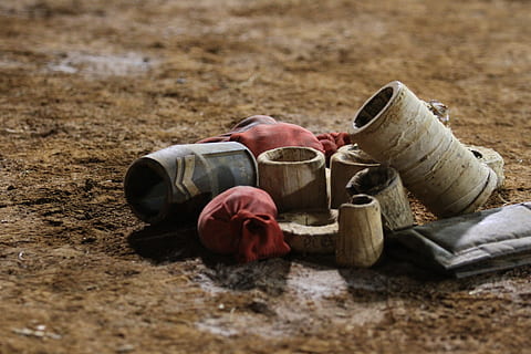 Baseball, Ausbildung, pad, Feld, keine Leute, Schuh, Land, Stillleben, Natur, Tag, selektiver Fokus, draußen, Container, Holz - Material, Kleidung, Nahansicht, Abwesenheit, Hut, braun, verlassen, Wein, High Angle View, Kompatibilität, 5K, CC0, gemeinfrei, lizenzfrei