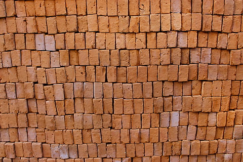 maons, apilats, pila, arquitectura, construcció, aspre, natural, material, edifici, molts, vermell, paret, sòlid, patró, estructura, industrial, textura, taronja, superfície, lloc, fons, disseny, marró, disseny de fons, teló de fons, marc complet, primer pla, cap gent, resum, història, funció de construcció de parets, maó, el passat, indústria, en fila, tanca, protecció, naturalesa, a l'aire lliure, antiguitat, 5K, CC0, domini públic, lliure de regalies