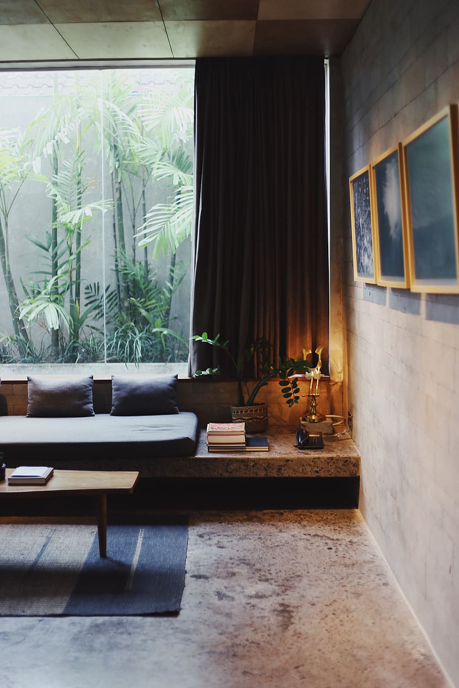 sala d'estar, habitació, a l'interior, mobles, disseny d'interiors, sofà, indonèsia, bali, el lent, taula, taula de cafè, planta, fusta, sòls, decoració de la llar, hotel, concret, coixí, fotògraf de viatges, cura a la vostra estada, seient, cap gent, buit, cortina, arquitectura, finestra, absència, dia, cadira, interior de casa, habitació domèstica, edifici, estructura construïda, material de fusta, 2K