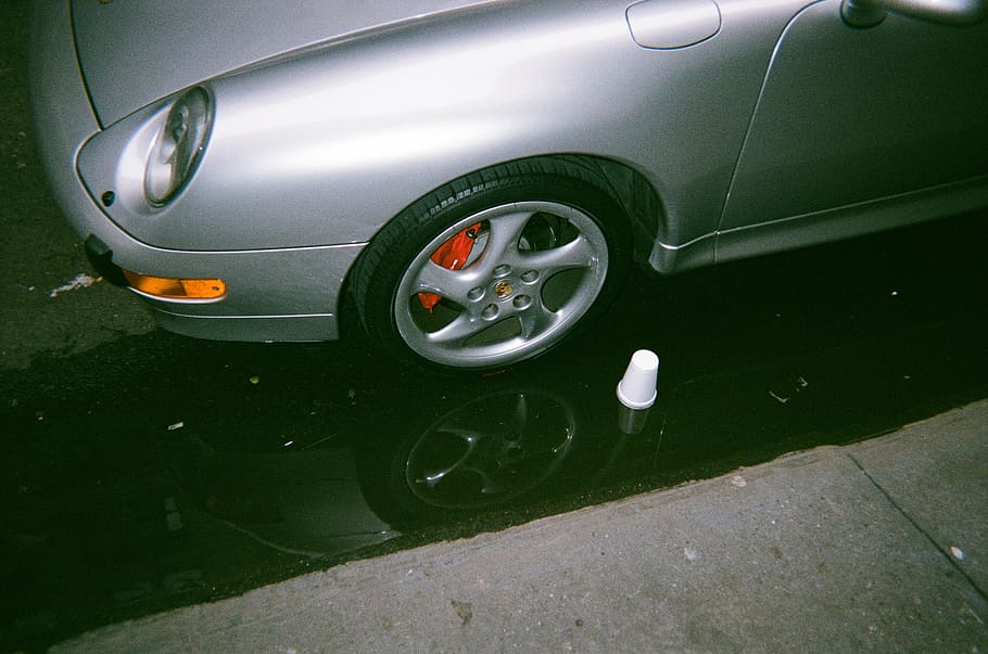 graues Fahrzeug, Fahrzeug, Automobil, Transport, Auto, Reifen, Rad, Maschine, Leichtmetallfelge, gesprochen, Autoreifen, 35mm, New York, porsche, analog, Licht, Scheinwerfer, Radkappe, Symbol, Warenzeichen, Logo, Transportmittel, Kraftfahrzeug, Landfahrzeug, keine Leute, Reise, High Angle View, Tag, Stadt, draußen, Sportwagen, Retro-Stil, Straße, Natur, Reflexion, Nahansicht, silberfarben, Luxus, 2K
