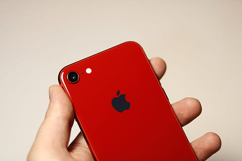 iPhone, iphone 8, สีแดง, มือมนุษย์, โฮลดิ้ง, มือ, ส่วนหนึ่งของร่างกายมนุษย์, คนคนหนึ่ง, ใกล้ชิด, ในบ้าน, ส่วนของร่างกาย, สตูดิโอยิง, นิ้ว, นิ้วของมนุษย์, มุมมองส่วนบุคคล, วัฒนธรรมศิลปะและความบันเทิง, รูปหัวใจ, การผ่อนคลาย, เกมสันทนาการ, บุคคลที่ไม่รู้จัก, กิจกรรมยามว่าง, 5K, CC0, โดเมนสาธารณะ, ค่าลิขสิทธิ์ฟรี