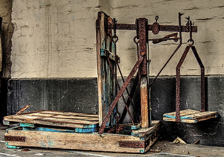 scară, bascule, drumuri, lemn - material, nici o persoana, montare pe perete, zi, vechi, echipament, ruginit, metal, construită, arhitectură, în aer liber, mătură, instrument, unealta de mana, abandonat, deteriorat, natură moartă, perete, declin, deteriorare, 2K, CC0, domeniu public, fără drepturi de autor
