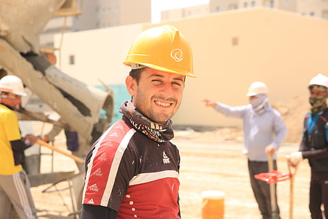 costruzione, lavoratore, operaio edile, sorridente, casco, copricapo, occupazione, elmetto protettivo, cappello, ritratto, industria di costruzioni, industria, lavoro, uomini, felicità, in piedi, concentrarsi sulle conoscenze acquisite, guardando la fotocamera, emozione, sicurezza, protezione, all'aperto, 5K, CC0, dominio pubblico, privo di copyright