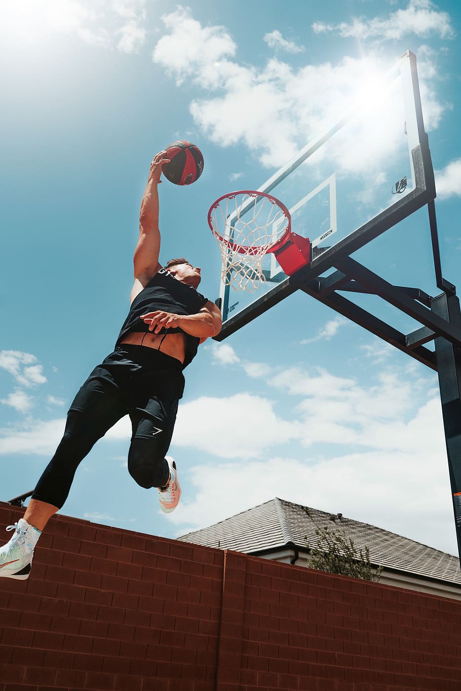persona, humà, esports, gent, bàsquet, esport, roba, calçat, sabata, esport d’equip, equip, a l'aire lliure, pista de bàsquet, dunk, sol, nba, La Gran Esmaixada, pati posterior, cel, arquitectura, vista d’angle baix, una persona, activitat d'oci, persones reals, estils de vida, núvol - cel, saltar, estructura construïda, cèrcol de bàsquet, exterior de l'edifici, bàsquet - esport, llum solar, longitud completa, dia, naturalesa, a l'aire, homes, habilitat, flare de la lent, bàsquet - pilota, braços aixecats, esforç, 4K