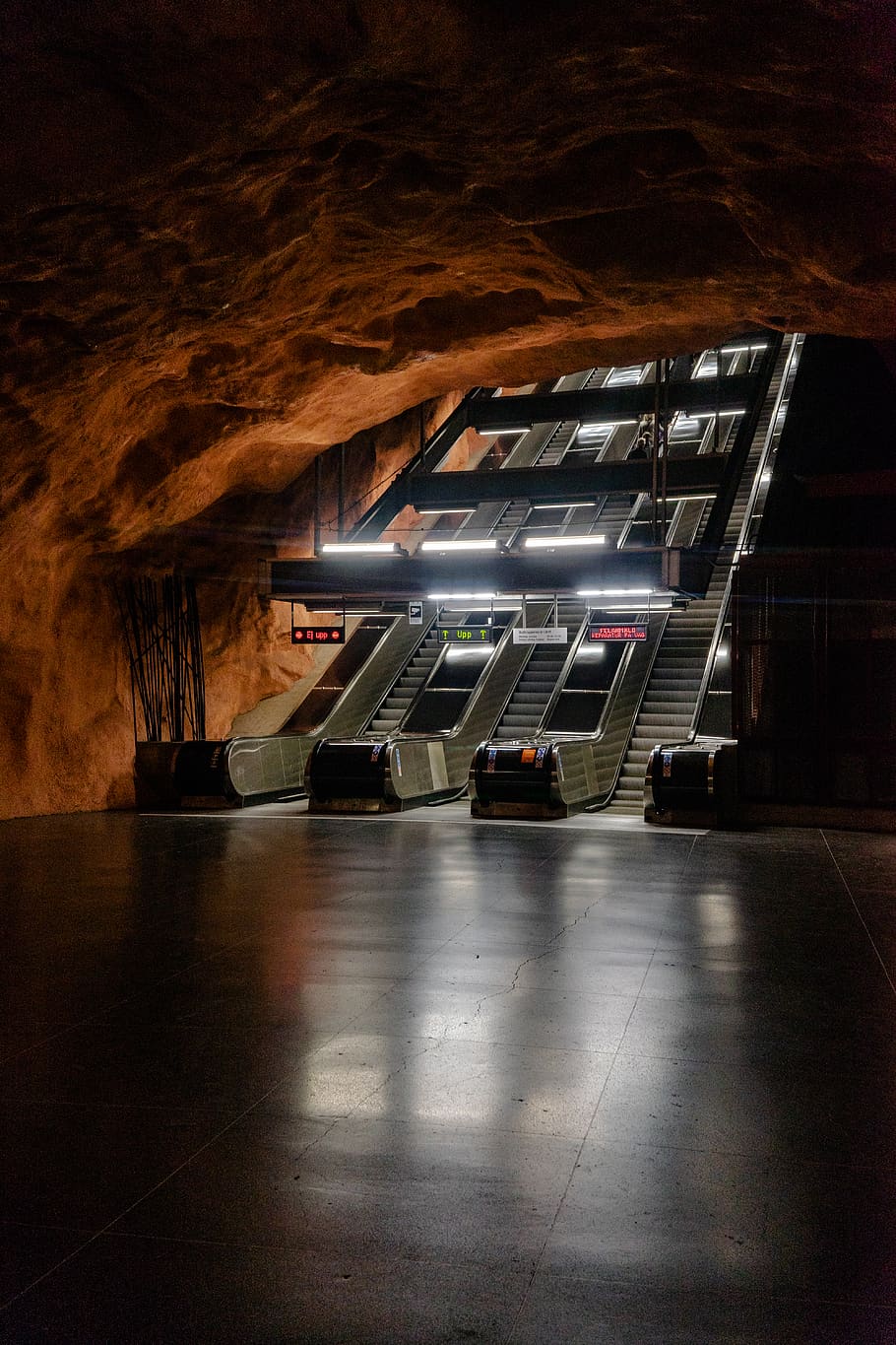 underjordisk, rulletrappe, lys, transportmidler, køretøj, terminal, tog, togstation, gelænder, undergrundsbane, etage, krypt, gulve, trappe, bil, automobil, sportsvogn, coupe, fangehul, tunnel, kælder, indendørs, belyst, arkitektur, transportform, ingen mennesker, loft, parkeringsplads, bygget struktur, belysningsudstyr, offentlig transport, land køretøj, tom, nat, motor køretøj, parkeringsgarage, fodgængertunnel, arkitektoniske kolonne, flisebelagt gulv, 5K