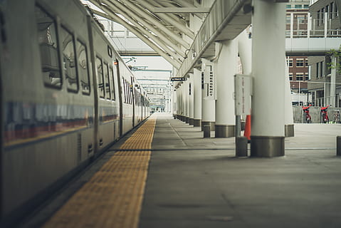 hvidt tog, transportmidler, køretøj, union station, Forenede Stater, sti, bytog, stilhed, tom, venter, by, terminal, Denver, colorado, Port, tog, togstation, USA, undergrundsbane, arkitektur, arkitektoniske kolonne, vejen frem, retning, bygget struktur, faldende perspektiv, korridor, tilfældige mennesker, i en række, indendørs, arkade, gulve, loft, jernbanetransport, bygning, forsvindingspunkt, dag, søjlegang, lang, 4K, CC0, offentligt domæne, royaltyfrie