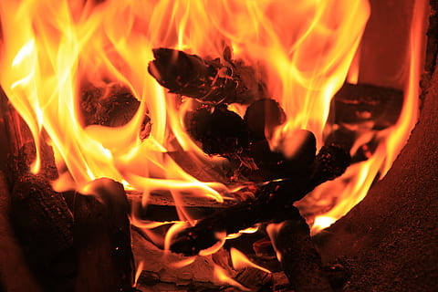 api, Buka, kompor, pembakaran, suhu panas, api - fenomena alam, log, kayu bakar, kayu, warna oranye, bahan kayu, malam, bersinar, tidak ada orang, merapatkan, alam, gerakan, api unggun, perapian, di luar rumah, berkemah, 5K, CC0, domain publik, bebas royalti