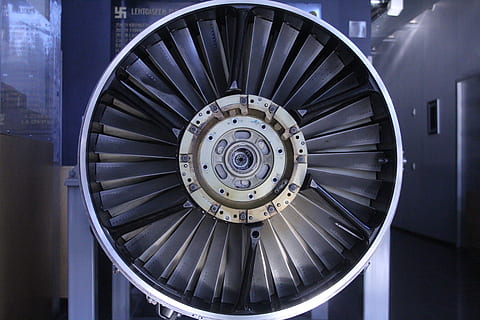 motor, propell, jetmotor, innendørs, metall, teknologi, ingen folk, nærbilde, transport, sirkel, geometrisk form, blå, form, industri, luftfartøy, arkitektur, turbin, maskindel, maskineri, mønster, flyindustrien, fly, 5K, CC0, offentlig domene, opphavsrett gratis